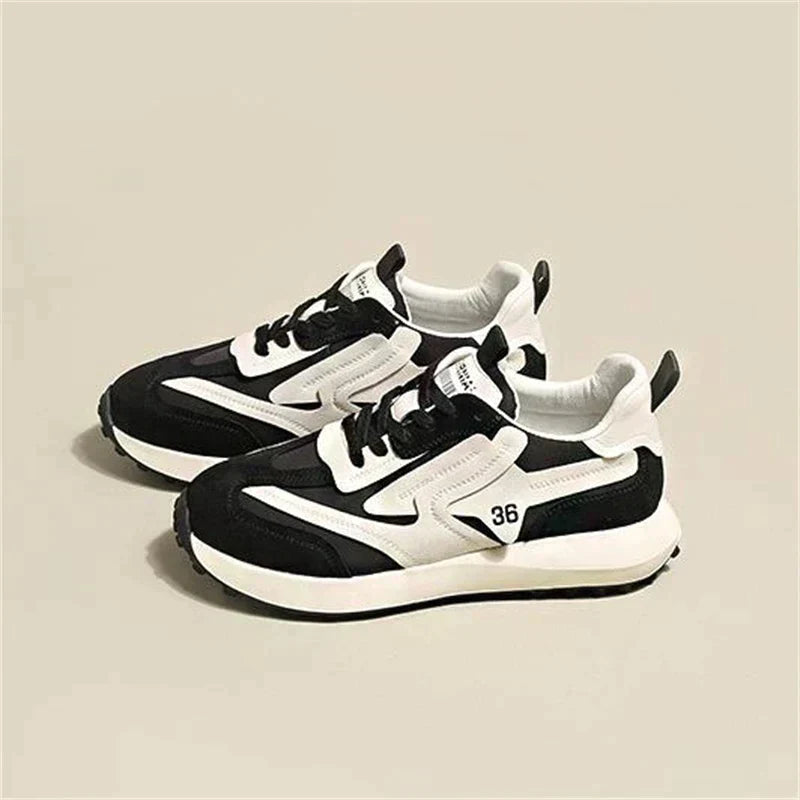 Modieuze grove sportschoenen met contrasterende texturen