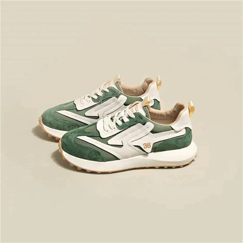 Modieuze grove sportschoenen met contrasterende texturen