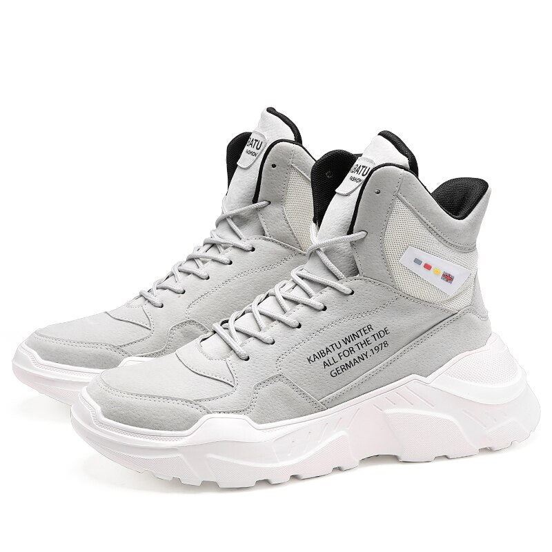 High-top sneaker met contrasterende zool