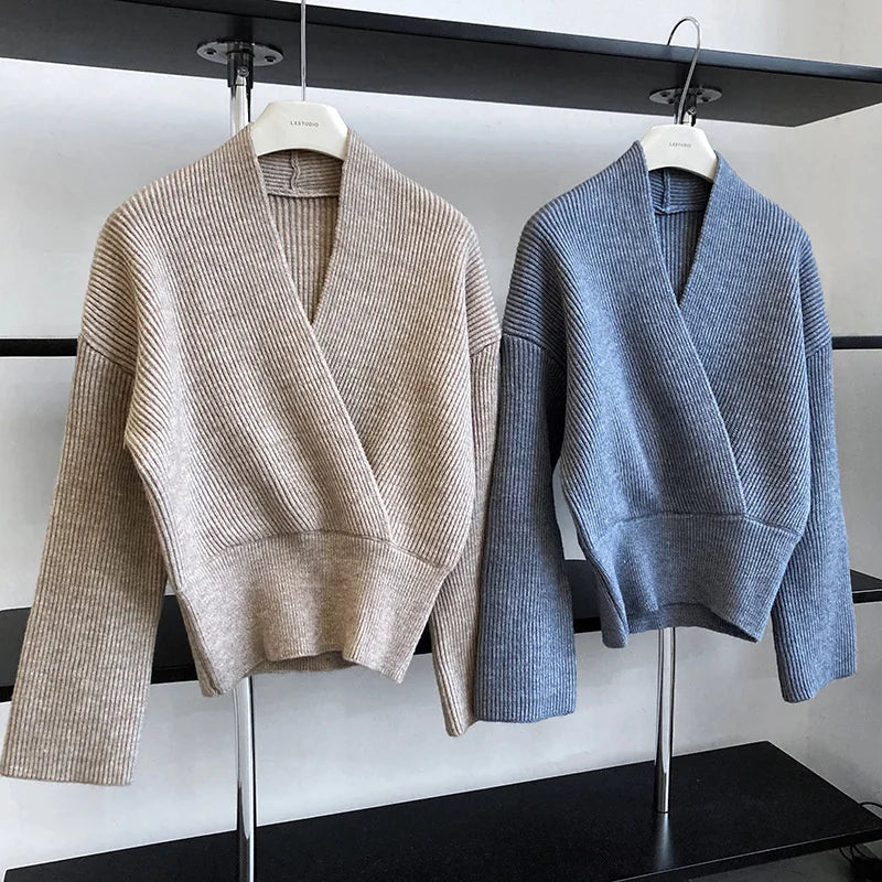 Gebreide trui met gekruiste V-hals en overslag