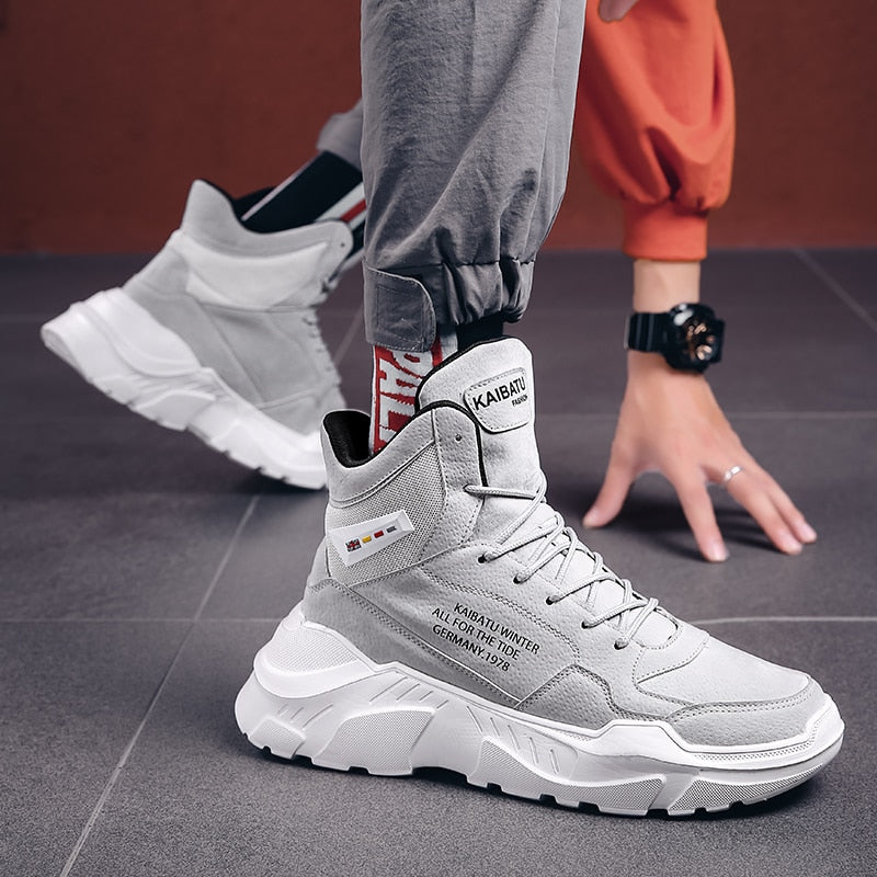 High-top sneaker met contrasterende zool