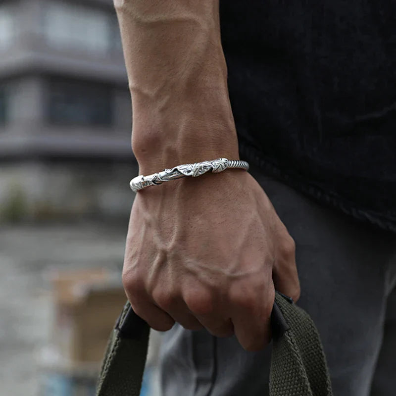 Handgemaakte open armband met lotusdetail