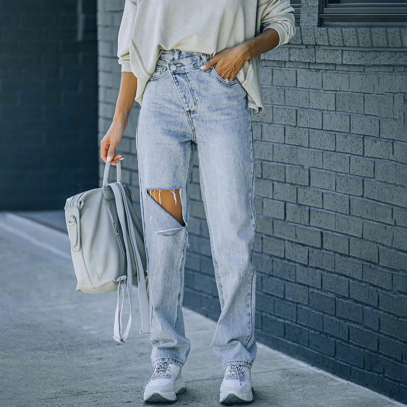 Hoog getailleerde jeans met distressed detail