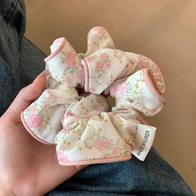 Haarbandjes van gebloemde stof met elastiek