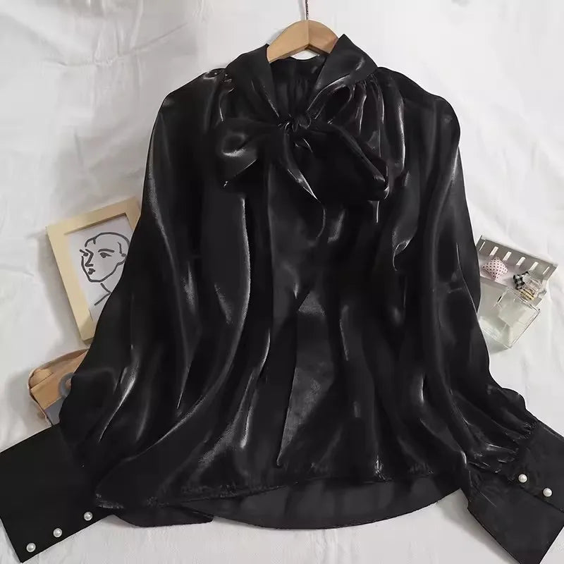 Lieve strikjes Glanzende blouse