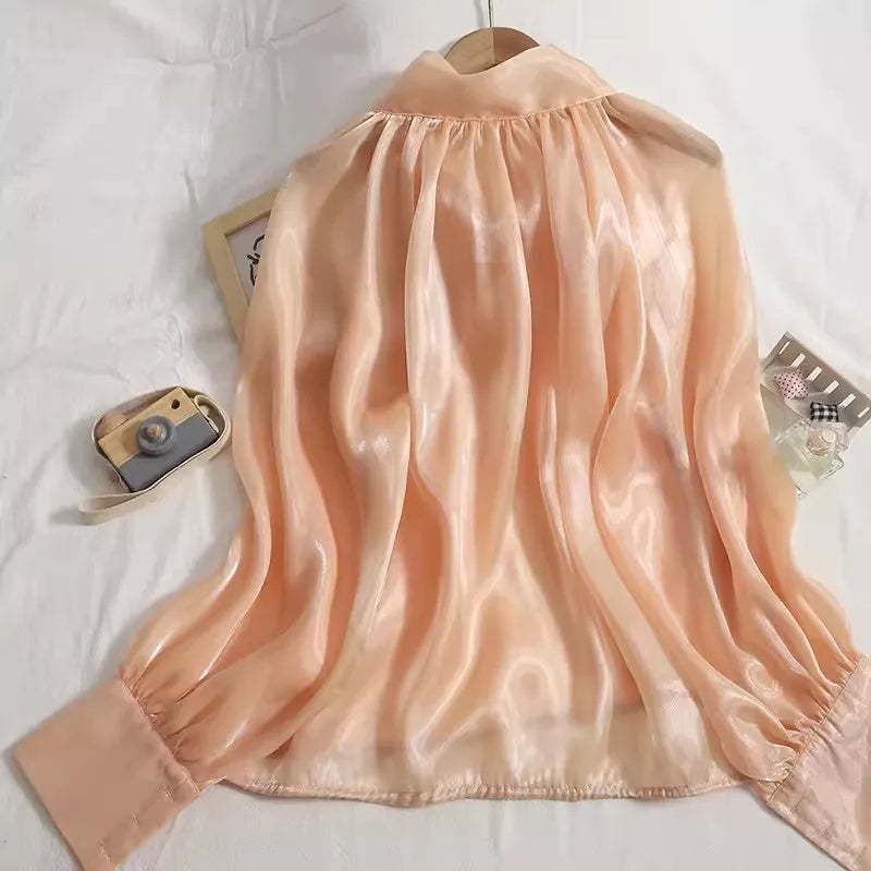 Lieve strikjes Glanzende blouse