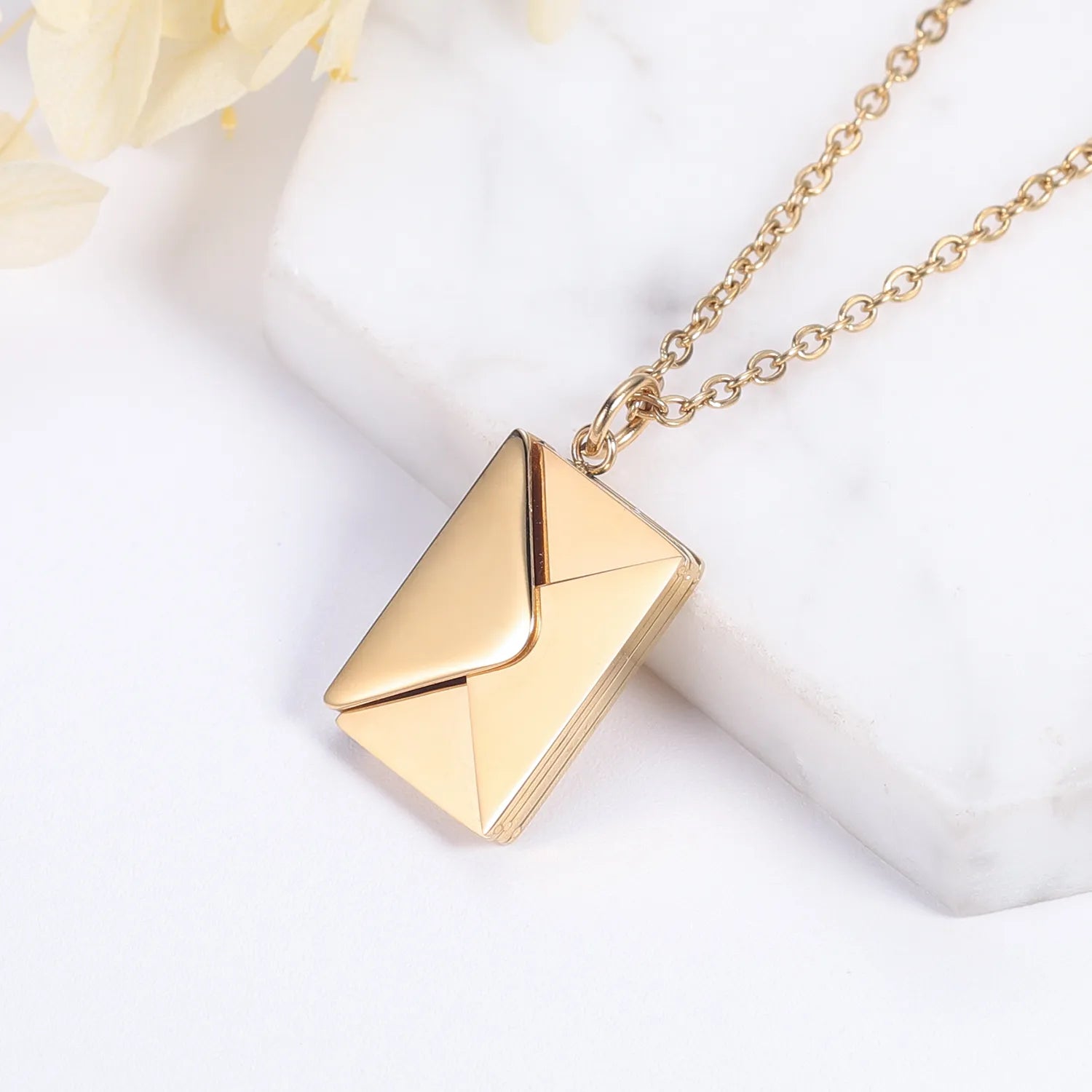 Geometrische hanger ketting met envelop