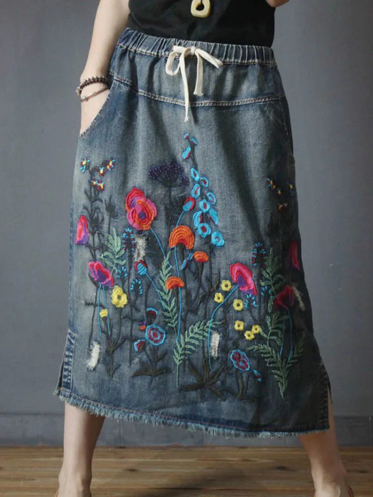 Elegante denim rok met letterprint en onregelmatige zoom