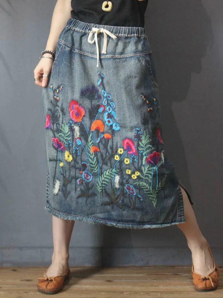 Elegante denim rok met letterprint en onregelmatige zoom