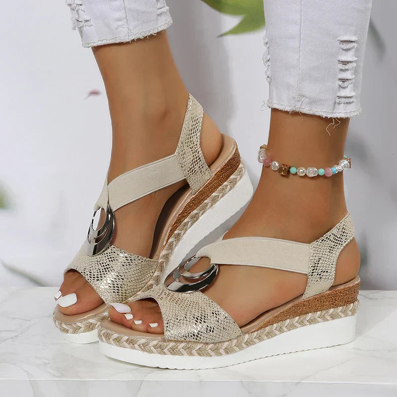 Sandalen met slangenprint en sleehak