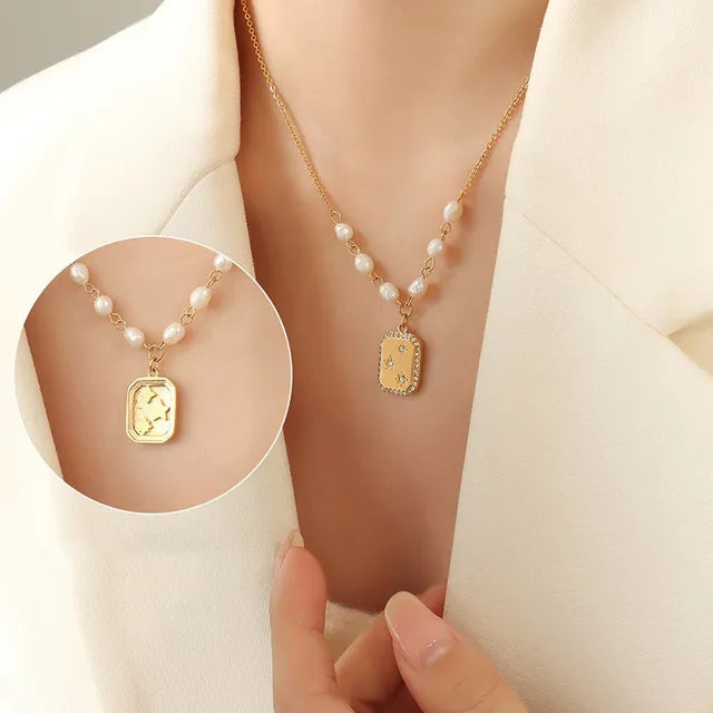 Kralenketting met sierlijke rechthoekige hanger