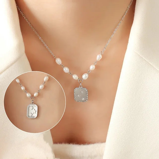 Kralenketting met sierlijke rechthoekige hanger