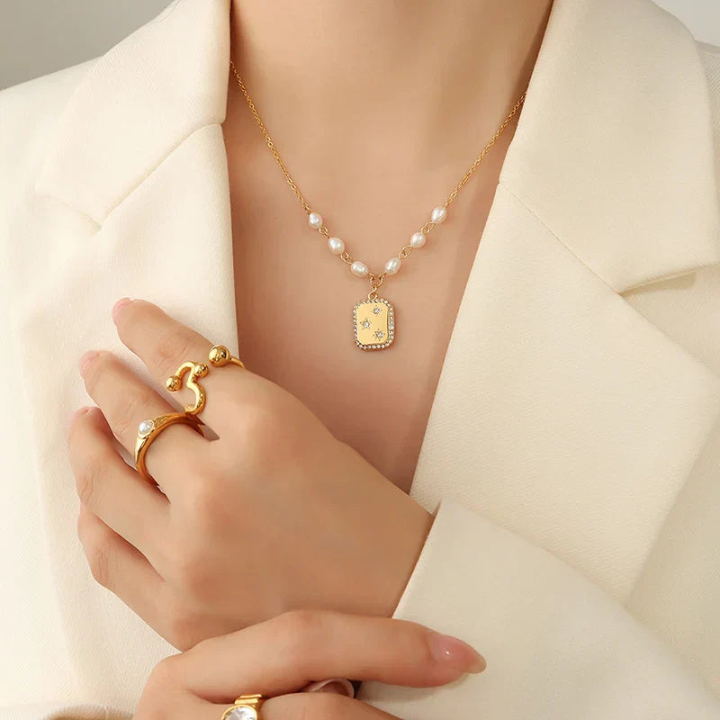 Kralenketting met sierlijke rechthoekige hanger