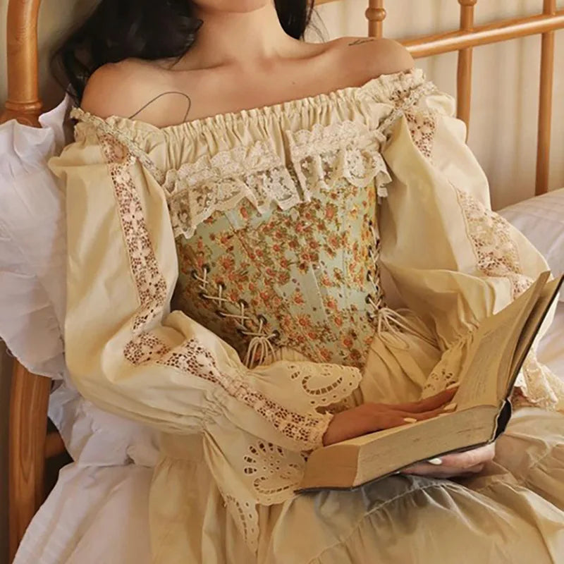 Gebloemd korset met kanten versiering