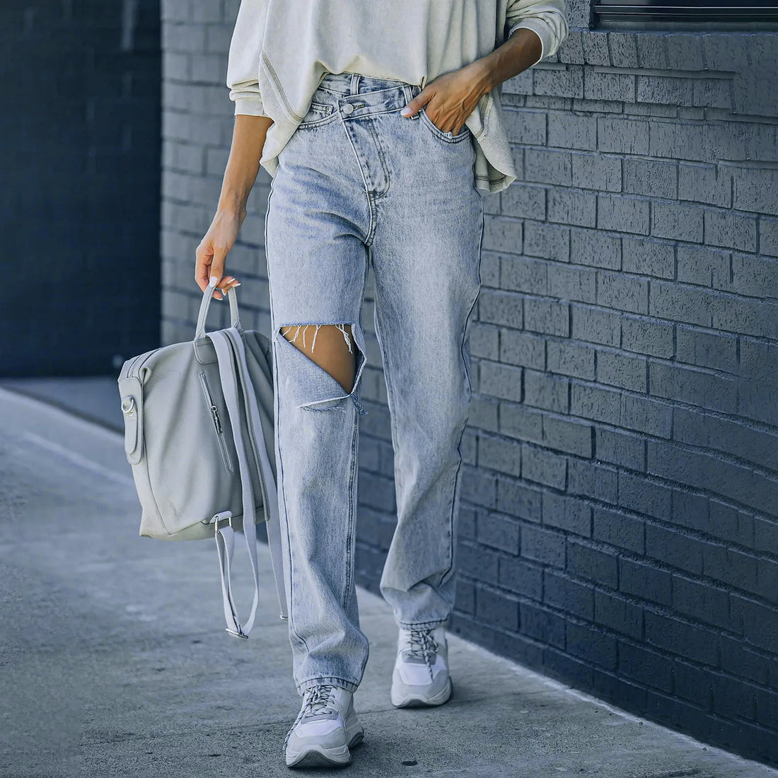 Hoog getailleerde jeans met distressed detail