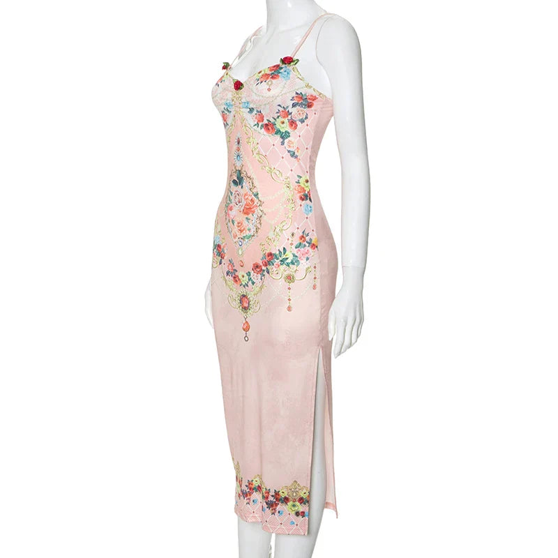 Geborduurde fluwelen jurk met bloemen en split in de zoom