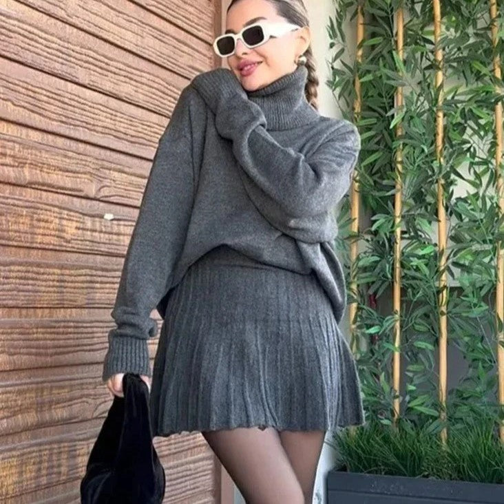 Geribde coltrui met cropuitsnijding en geplooide rokenset