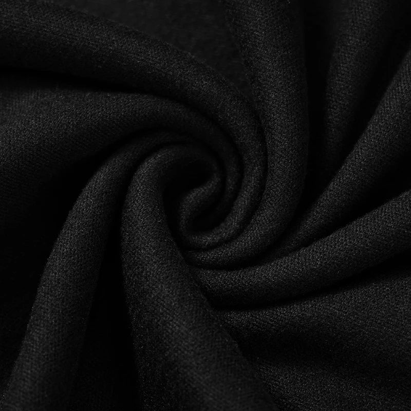 Gewaagde midi-jurk met uitsnijdingen