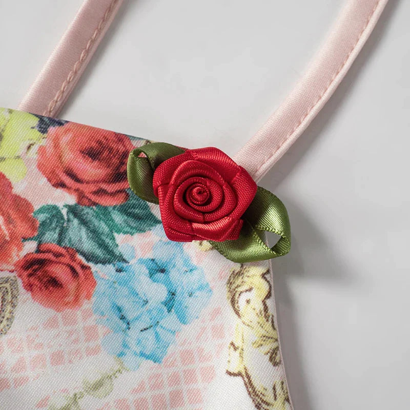 Geborduurde fluwelen jurk met bloemen en split in de zoom