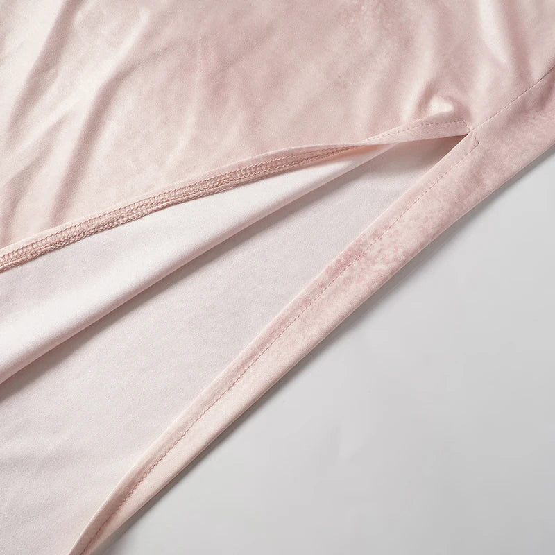 Geborduurde fluwelen jurk met bloemen en split in de zoom