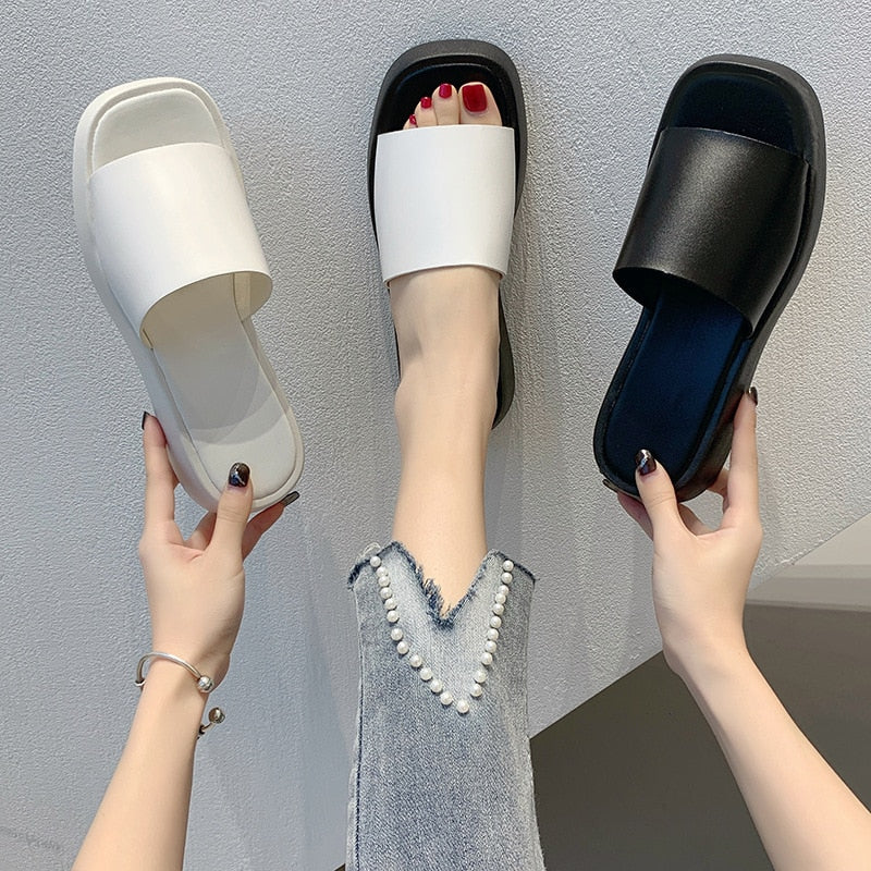 Minimalistische slippers met brede band