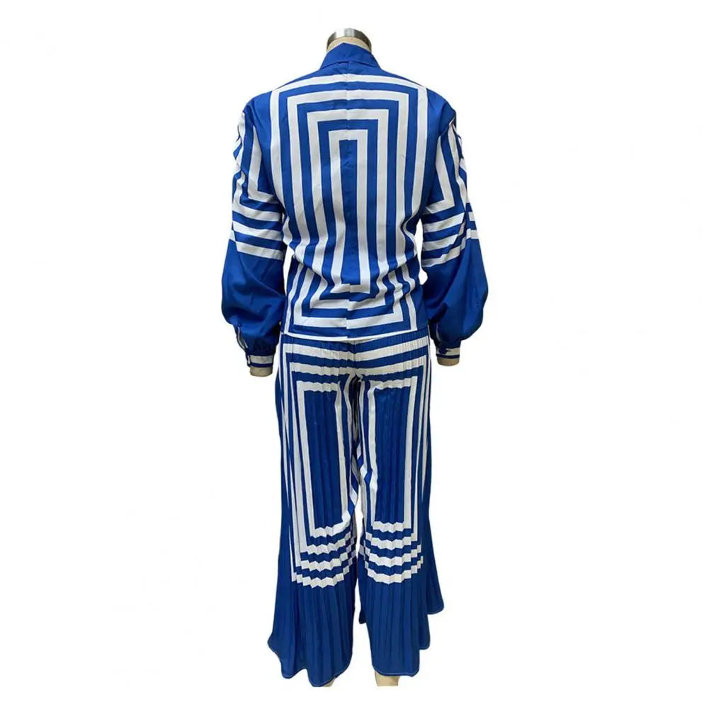 Opvallend gestreept overhemd en broek met wijde pijpen