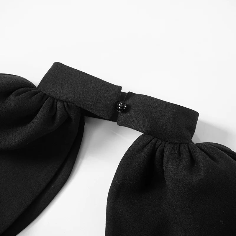 Gewaagde midi-jurk met uitsnijdingen