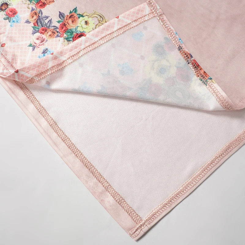 Geborduurde fluwelen jurk met bloemen en split in de zoom