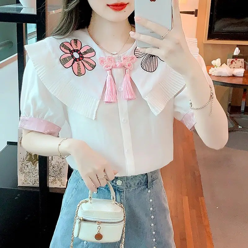 Modieuze zomerblouse met borduursel en korte mouwen