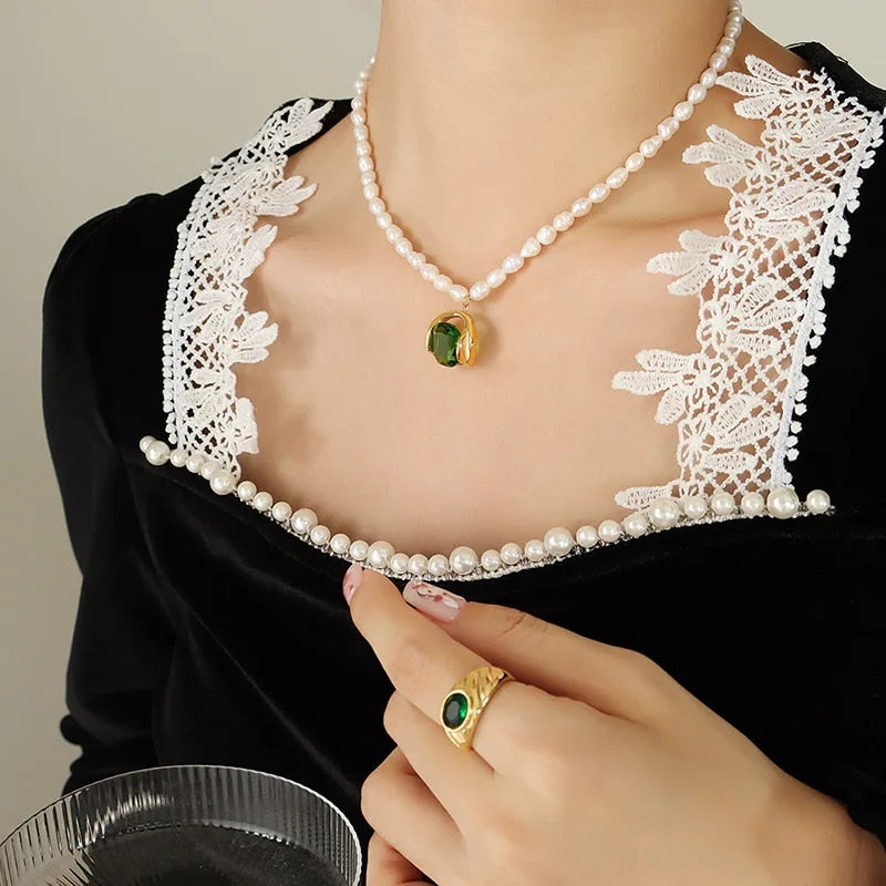 Elegante parelketting met groene zirkoon hanger