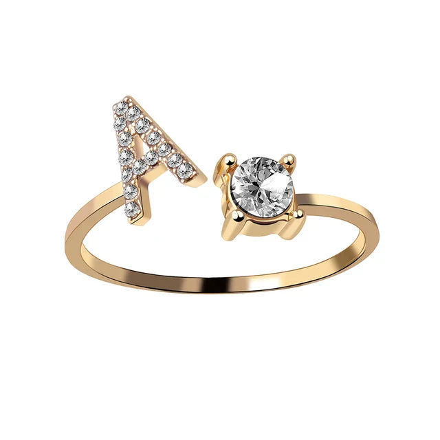 Gepersonaliseerde initiaalring met solitaire diamant
