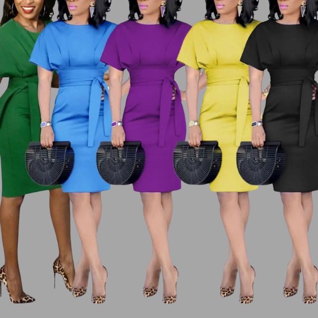 Klassieke kokerjurk met ceintuur en korte mouwen