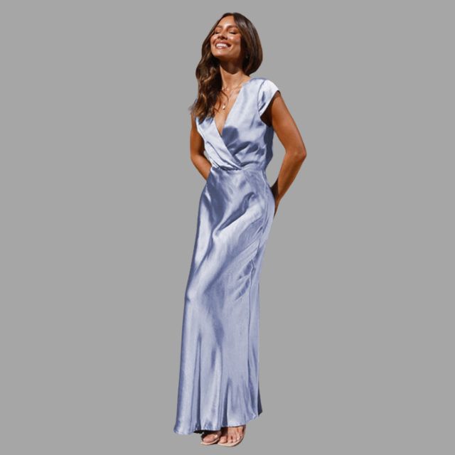 Elegante satijnen avondjurk met diep uitgesneden halslijn