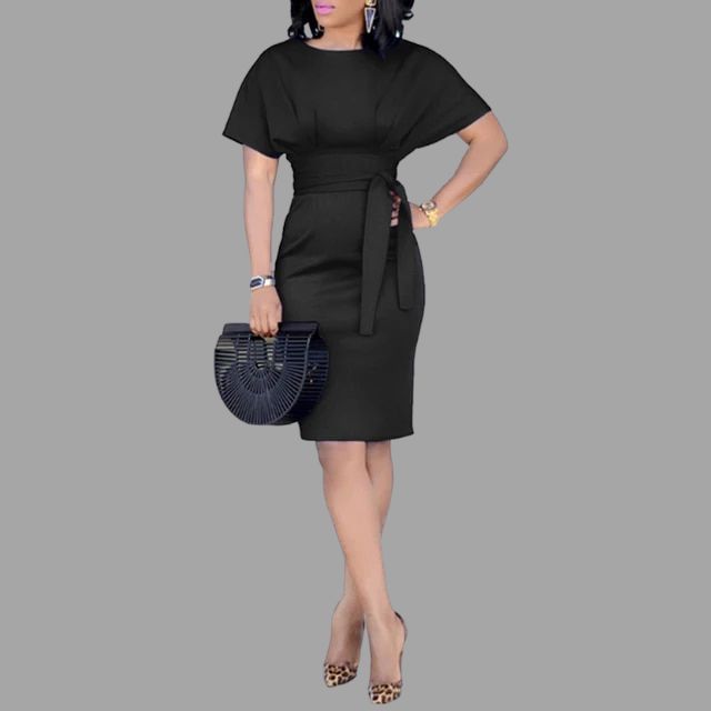 Klassieke kokerjurk met ceintuur en korte mouwen