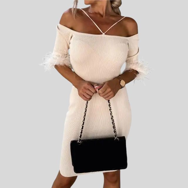 Off-the-shoulder geribde jurk met verenrandje