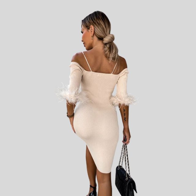 Off-the-shoulder geribde jurk met verenrandje