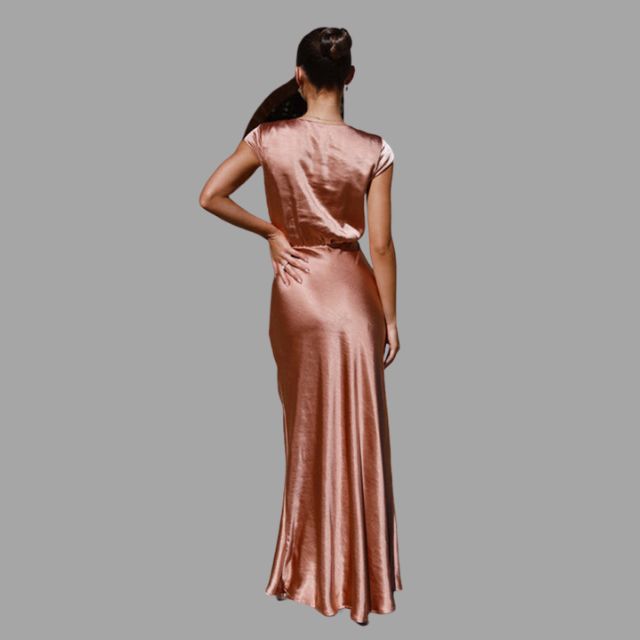 Elegante satijnen avondjurk met diep uitgesneden halslijn