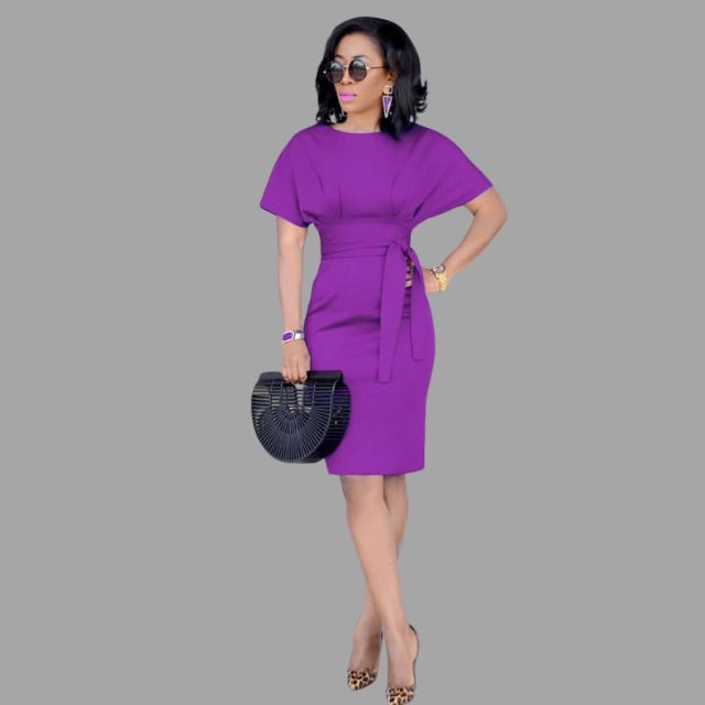 Klassieke kokerjurk met ceintuur en korte mouwen