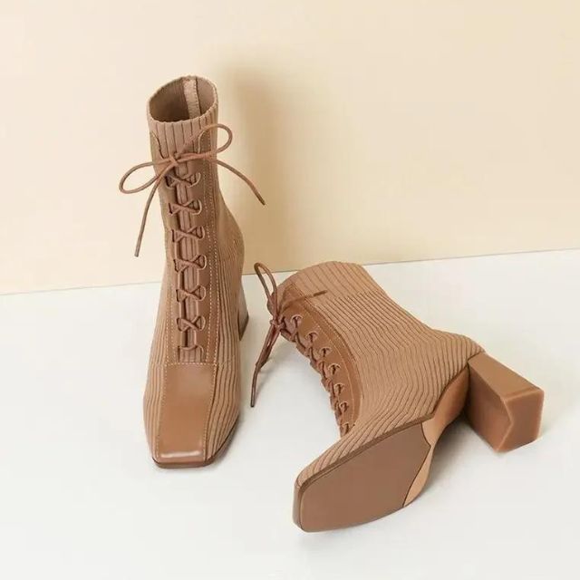 Enkellaarsjes van ribbelbreisel met veterdetail