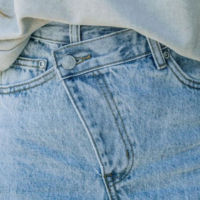 Hoog getailleerde jeans met distressed detail