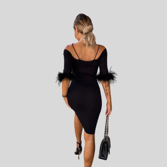 Off-the-shoulder geribde jurk met verenrandje