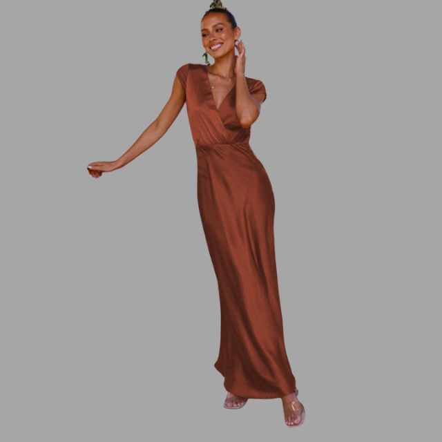 Elegante satijnen avondjurk met diep uitgesneden halslijn