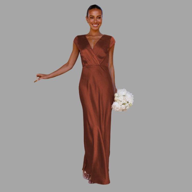 Elegante satijnen avondjurk met diep uitgesneden halslijn