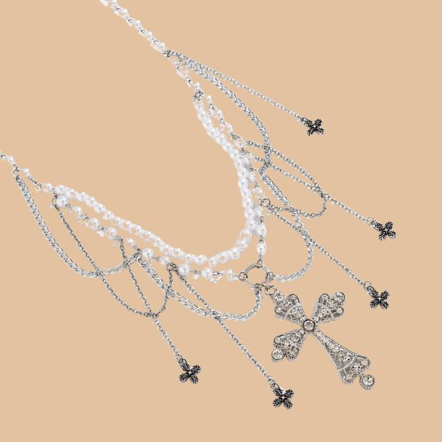 Gotische imitatie parelketting met kruis hangers