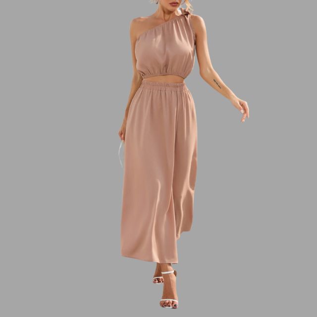 One-shoulder satijnen outfit met geknikte taille