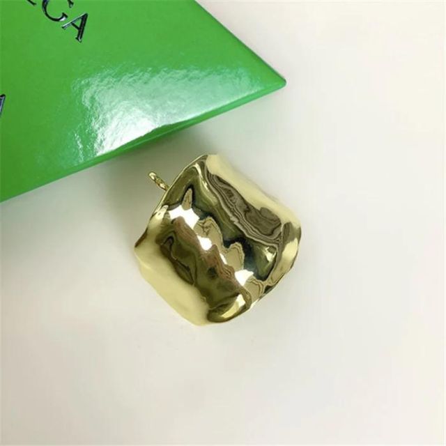 Metalen haarband met sculpturaal ontwerp