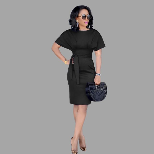 Klassieke kokerjurk met ceintuur en korte mouwen