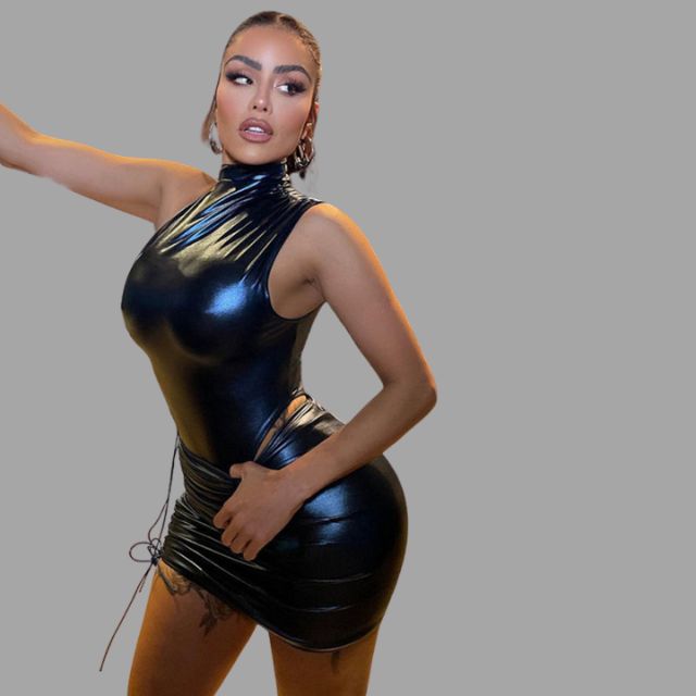 Metallic set bestaande uit een mouwloze top en rok met uitgesneden details