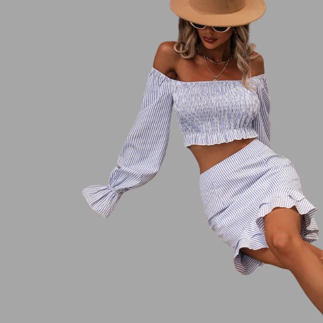 Gestreept tweedelig setje met vierkante halslijn