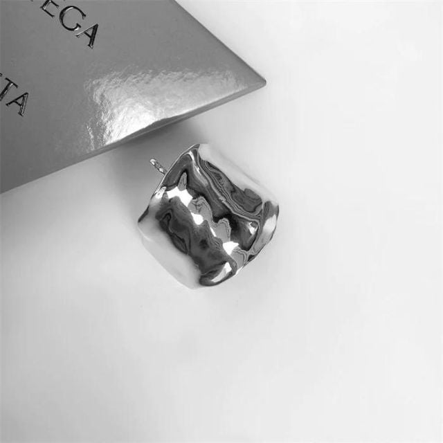 Metalen haarband met sculpturaal ontwerp